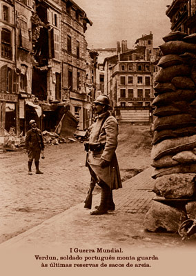 I Guerra Mundial. Verdun, soldado português monta guarda às últimas reservas de sacos de areia.